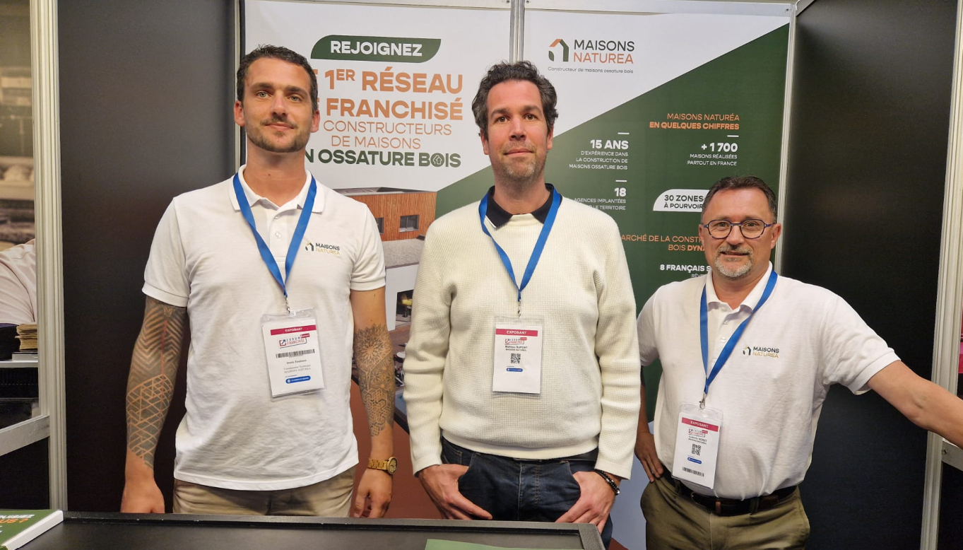 L'équipe Maisons Naturea sur le stand du salon de Nantes